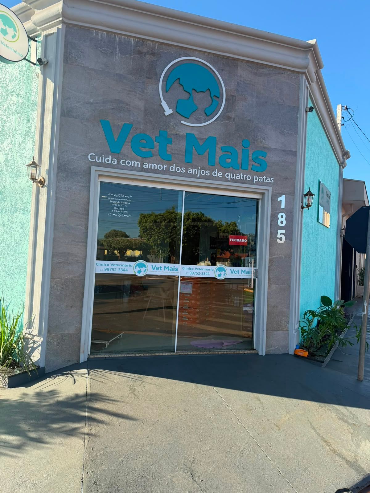 Entrada da Vet Mais Três Fronteiras, clínica veterinária em Três Fronteiras/SP