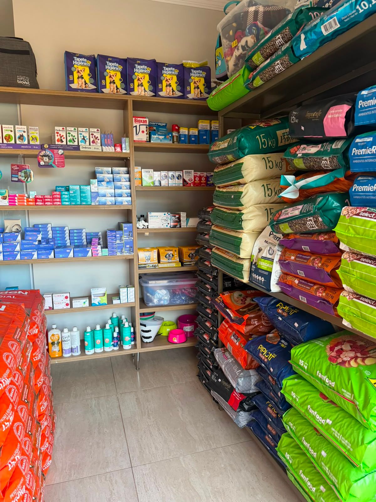 Prateleiras da loja pet da Vet Mais Três Fronteiras com ração, antipulgas e produtos de higiene